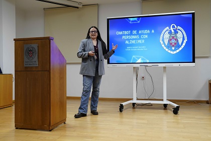 Marta Vicente, presentando su proyecto de chatbot