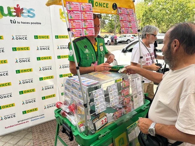 Gabriel Fernández en su punto de venta celebrándolo con sus clientes habituales