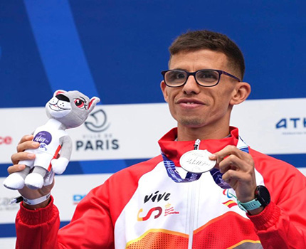 Yassine Ouhdadi posa con la medalla de plata