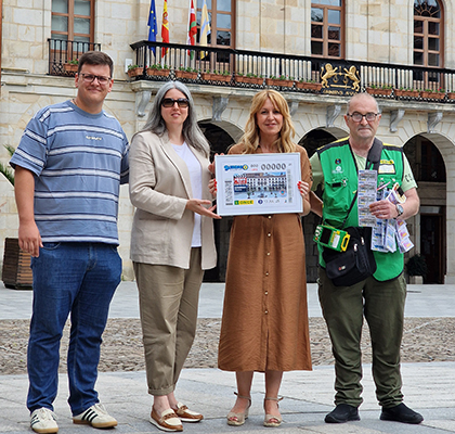 Foto de familia del cupón que la ONCE dedica a Zumarraga, en la serie Pueblos de película