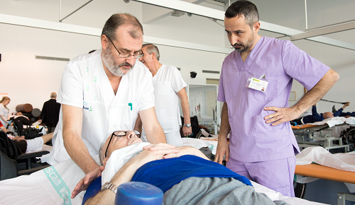 alumnos de la escuela de fisioterapia haciendo prácticas