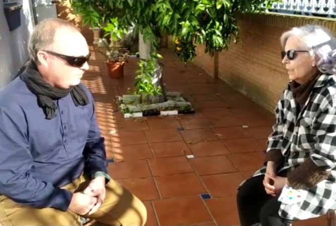 Vídeo 3, dos personas hablando en una terraza