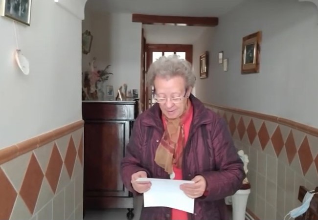 Vídeo 4, una señora leyendo un poema 