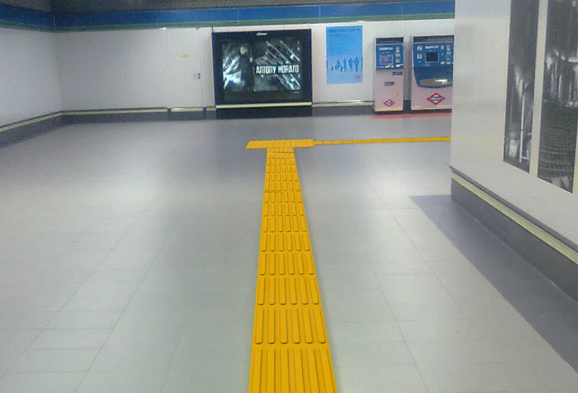 Pavimento podotácil en el metro