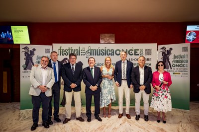 Foto de familia de las autoridades participantes