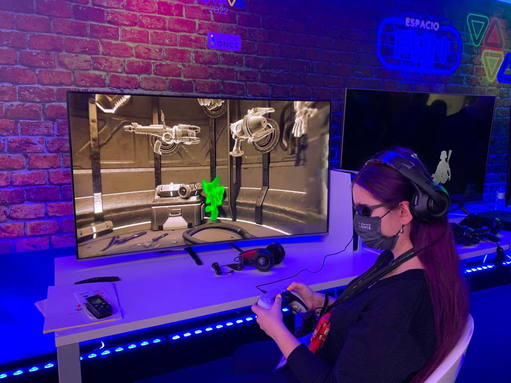Una chica ciega juega a una consola PS5